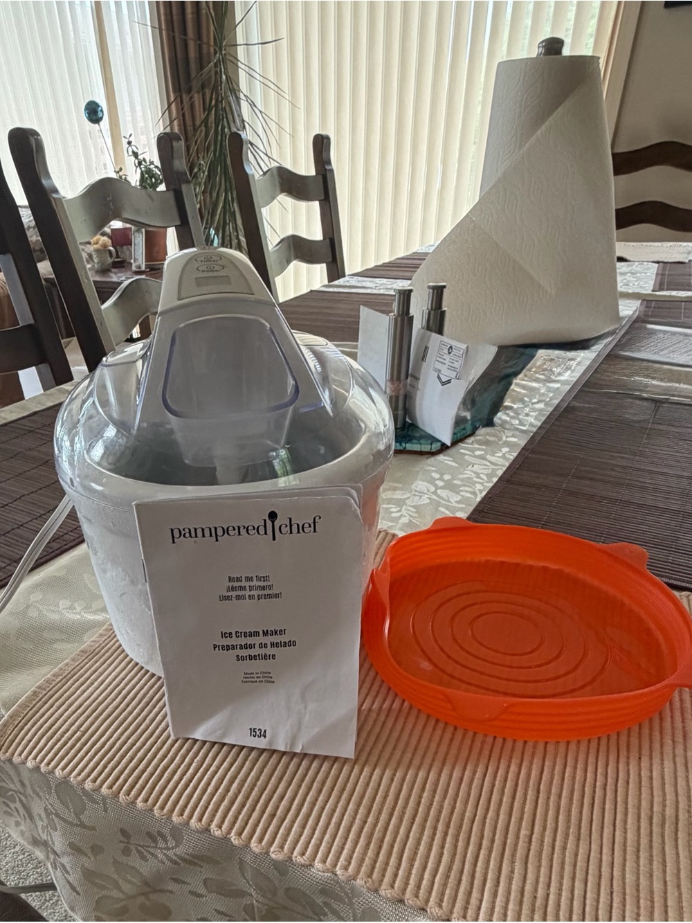 Pampered Chef White Ice Cream Maker with Orange Silicone freezer storage Lid!